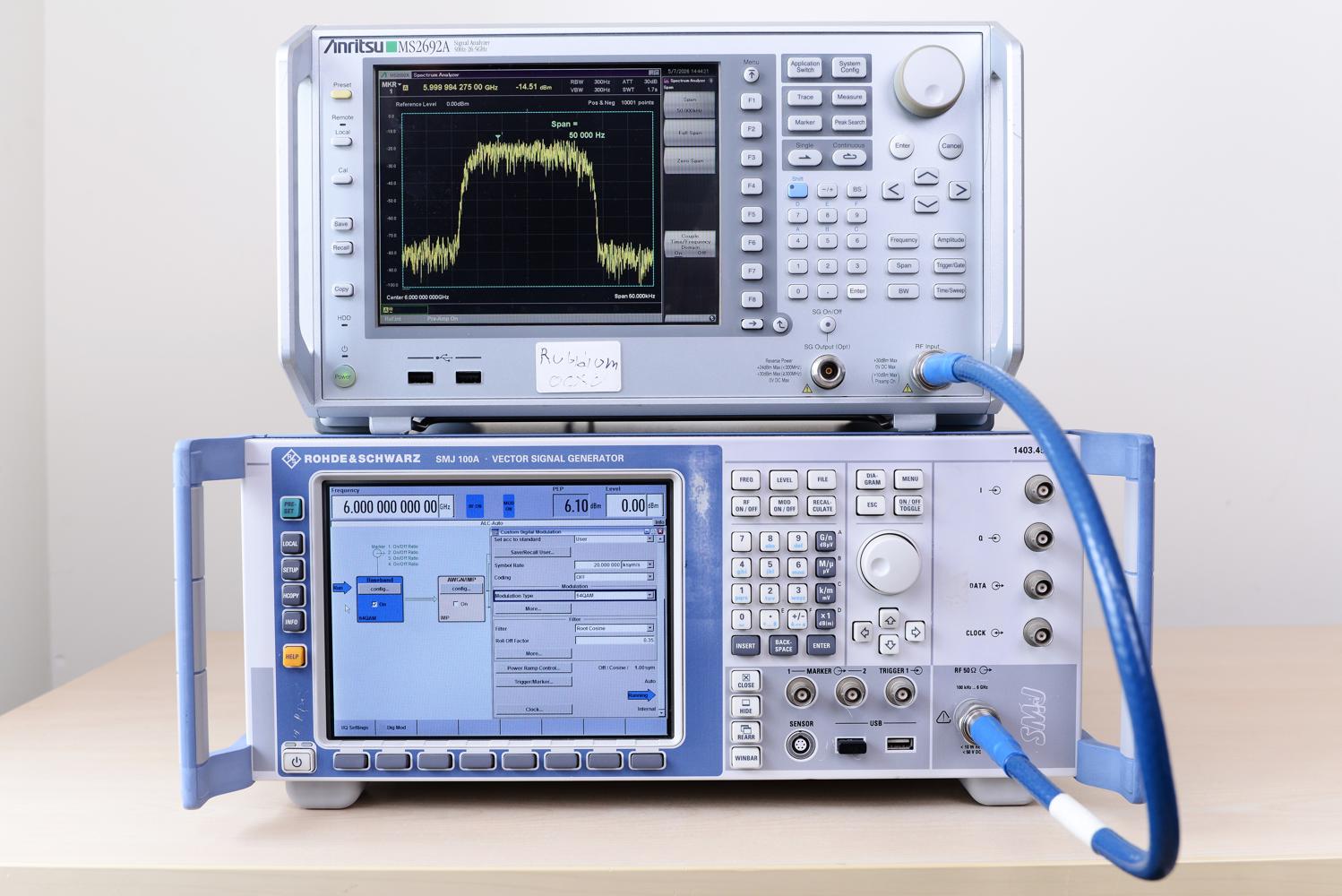 Генератор сигналов  векторный ROHDE & SCHWARZ SMJ100